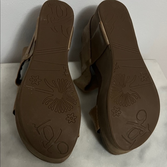 OTBT Metallic Bronze Wedge Sandals - Picture 4 of 4